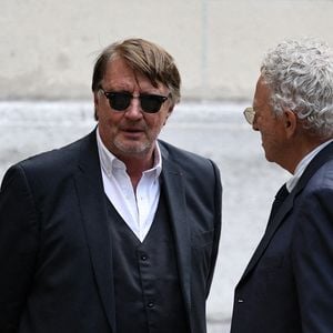 Nelson Monfort et Lionel Chamoulaud lors de la cérémonie d'enterrement de Daniel Bilalian à l'église Saint-Pierre de Neuilly-sur-Seine, près de Paris, France, le 22 mai 2025. Photo par Raphael Lafargue/ABACAPRESS.COM