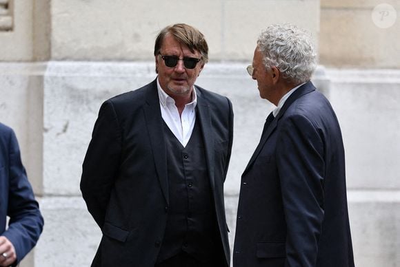 Nelson Monfort et Lionel Chamoulaud lors de la cérémonie d'enterrement de Daniel Bilalian à l'église Saint-Pierre de Neuilly-sur-Seine, près de Paris, France, le 22 mai 2025. Photo par Raphael Lafargue/ABACAPRESS.COM