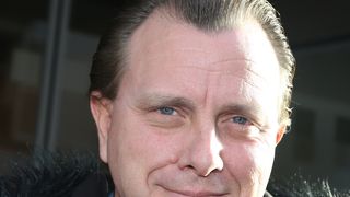 Loin de l’Hexagone, Claude François Jr. a choisi de s’installer dans une capitale européenne baignée de soleil presque toute l’année