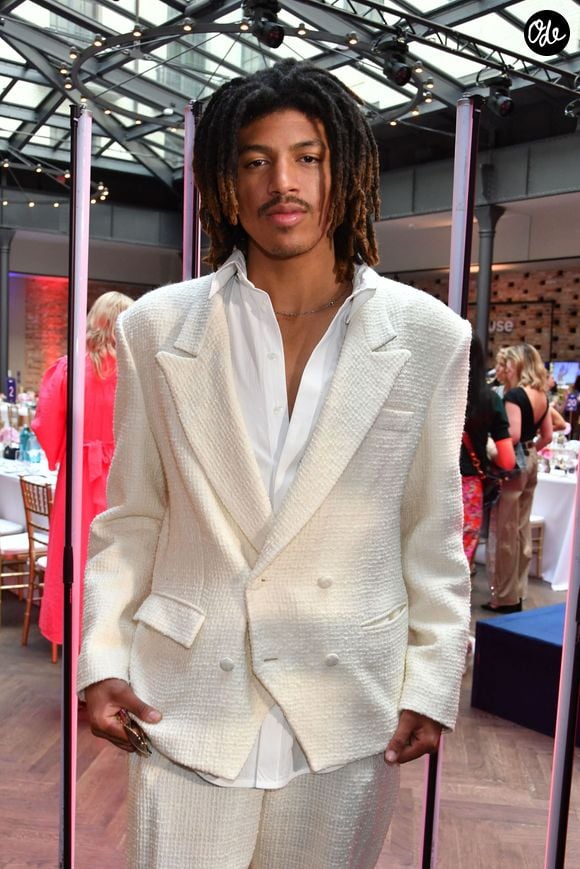 À l’occasion de cet anniversaire qui marque une étape importante dans la vie du jeune homme, sa maman et son beau-père lui ont réservé une surprise pour le moins luxueuse. 

Henry Günther Ademola Dashtu Samuel (fils de Heidi Klum et Seal) pendant la Berlin Fashion Week Printemps/Été, au Telegraphenamt à Berlin, Allemagne, le 3 juillet 2026. © Action Press/Bestimage
