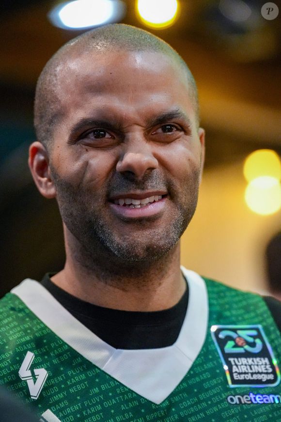 Un hommage vibrant.

Tony Parker avant le match Lyon-Villeurbanne vs Zalgiris Kaunas, Turkish Airlines Euroleague à l’Astroballe de Villeurbanne, le 27/03/2025. © Sandrine Thesillat / PsNewz / Bestimage