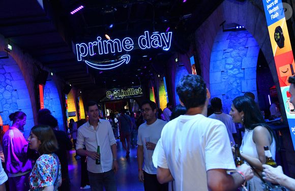 Illustration - Prime d'Amazon fait sa fête foraine au Bridge Club à Paris le 25 juin 2025.  Hier soir, le Bridge Club s’est métamorphosé en fête foraine où de nombreuses personnalités se sont réunies pour célébrer Prime Day, l’événement shopping estival qui animera l’été du 8 au 11 juillet.
 © Veeren/Bestimage