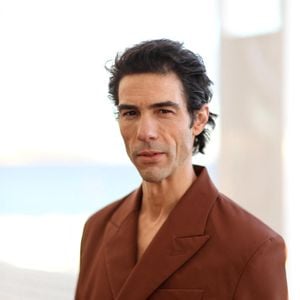 Tahar Rahim au photocall du film "Monsieur Aznavour" dsans le cadre de la 6ème édition du festival Cinéroman, à Nice, France, le 5 Octobre 2024. © Bebert-Jacovides/Bestimage