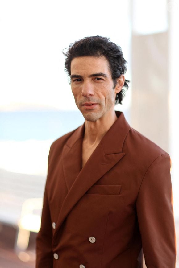 Tahar Rahim au photocall du film "Monsieur Aznavour" dsans le cadre de la 6ème édition du festival Cinéroman, à Nice, France, le 5 Octobre 2024. © Bebert-Jacovides/Bestimage