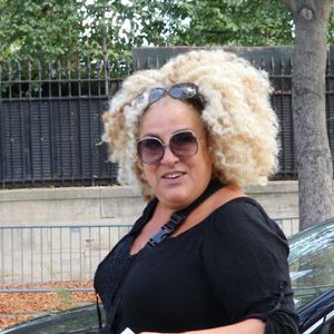 Une ville de 40 000 habitants environ, située dans la Drôme, entre Lyon et Marseille (et à plus de 500 kilomètres de Paris). 

Marianne James - Sortie des people de l'enregistrement de l'émission "Vivement Dimanche" à Paris le 19 septembre 2018.
Bestimage