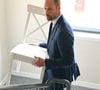 Le prince William a rendu visite à l'association de logement social Langstane, à Aberdeen.

Le prince William aide un locataire à transporter des meubles dans son nouvel appartement lors d'une visite à l'association de logement social Langstane, à Aberdeen
Andy Buchanan/WPA-Pool/Julien Burton/ Bestimage