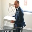 William comme on ne l'a jamais vu : le prince de Galles joue les déménageurs, une scène inédite qui fait sourire