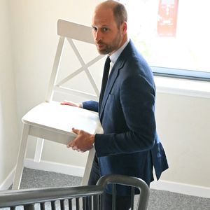 Le prince William a rendu visite à l'association de logement social Langstane, à Aberdeen.

Le prince William aide un locataire à transporter des meubles dans son nouvel appartement lors d'une visite à l'association de logement social Langstane, à Aberdeen
Andy Buchanan/WPA-Pool/Julien Burton/ Bestimage