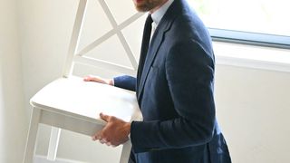 William comme on ne l'a jamais vu : le prince de Galles joue les déménageurs, une scène inédite qui fait sourire