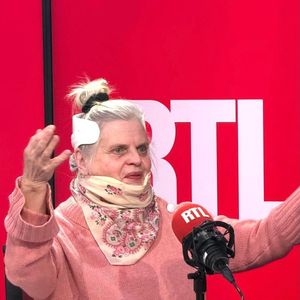 "À la fin de ses textos, elle me met toujours des petites fleurs. Comme elle l’avait fait, je me suis dit qu’on ne l’avait pas perdue et que c’était bien elle", a-t-il déclaré aux journalistes de "Gala.

Isabelle Nanty face à Marc-Olivier Fogiel pour RTL.

Photo : RTL