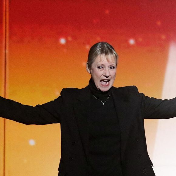 Entourée de nombreuses célébrités ! 

Exclusif - Dorothée - Enregistrement de l'émission "La Chanson secrète 10" diffusée sur TF1 à 21h10 le 22 janvier 2022
© Jacovides- Moreau / Bestimage
Après le succès des précédentes éditions, « LA CHANSON SECRETE », présentée par N.ALIAGAS et produite par DMLS TV, revient sur TF1.
8 artistes ne savent rien de ce qui va se passer pour eux !
Ils ont accepté de jouer le jeu, de se laisser totalement surprendre, émouvoir, parfois même déstabiliser car ils vont découvrir en même temps que les téléspectateurs une surprise : une chanson qui leur est chère revisitée et réinterprétée par un artiste.
Des mises en scène spectaculaires au service de l’émotion… Et des émotions fortes pour l’artiste assis dans le fauteuil grâce à la venue sur le plateau de proches et d’invités inattendus.
Les téléspectateurs seront aux premières loges pour vivre ces moments d’intimité musicale rare.