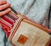 Son design irisé et son format pratique ont séduit les internautes et les festivaliers.

La banane, accessoire mode pratique depuis des lustres.