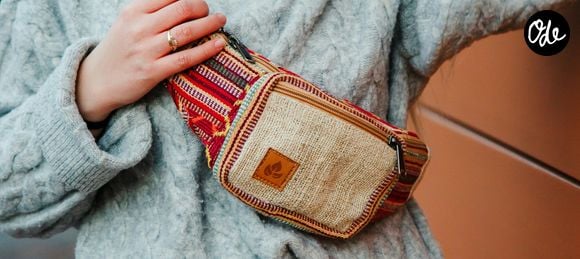 Son design irisé et son format pratique ont séduit les internautes et les festivaliers.

La banane, accessoire mode pratique depuis des lustres.