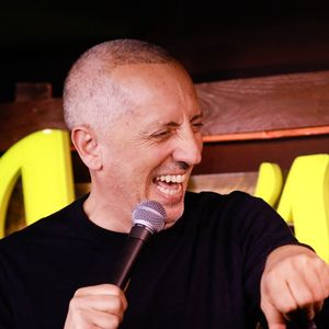 Exclusif - Gad Elmaleh -  Le célèbre humoriste Gad Elmaleh a inauguré lundi 3 février 2025 Le Vig’s, un tout nouveau Comedy Club situé sur le Vieux-Port de Marseille.
Un concept créé par 3 amis d’enfance, Stéphane Cohen, le marseillais du trio qui a toujours été à la tête de restaurants et brasseries, et qui réfléchit à un nouvel établissement, William Azoulay qui a un sens aigu de la gestion, et Gad Elmaleh qui soufflera l’idée de l’ouverture d’un comedy club à l’oreille de ses amis : Le Vig’s, c'est l'endroit idéal pour savourer des « drinks, food et rigolade » !Ce nouvel établissement, installé dans les anciens locaux de Steak’n Shake, se trouve à proximité du Bar de la Marine et du Shamrock. Le Vig’s  promet une expérience unique, mêlant jeunes stand-uppeurs, humoristes établis et nouveaux talents. La programmation, riche et variée, reflète bien la scène marseillaise, avec des spectacles de stand-up, d'improvisation, de musique live et des soirées à thème.Le Vig’s ne se limite pas qu'à l'humour : il organisera également des soirées festives, parfois thématiques, avec de la musique live, des DJ et des spectacles d'improvisation. Gad Elmaleh, en favorisant la proximité avec le public, invitera des jeunes talents à se produire deux fois par semaine, et il n'exclut pas de monter lui-même sur scène de temps à autre. Des humoristes confirmés, comme le Marseillais Redouanne Bougheraba, sont également attendus pour rehausser la visibilité de cette nouvelle salle et tester leurs spectacles.

© Franz Chavaroche / Bestimage