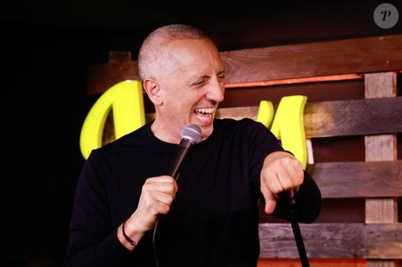 Exclusif - Gad Elmaleh -  Le célèbre humoriste Gad Elmaleh a inauguré lundi 3 février 2025 Le Vig’s, un tout nouveau Comedy Club situé sur le Vieux-Port de Marseille.
Un concept créé par 3 amis d’enfance, Stéphane Cohen, le marseillais du trio qui a toujours été à la tête de restaurants et brasseries, et qui réfléchit à un nouvel établissement, William Azoulay qui a un sens aigu de la gestion, et Gad Elmaleh qui soufflera l’idée de l’ouverture d’un comedy club à l’oreille de ses amis : Le Vig’s, c'est l'endroit idéal pour savourer des « drinks, food et rigolade » !Ce nouvel établissement, installé dans les anciens locaux de Steak’n Shake, se trouve à proximité du Bar de la Marine et du Shamrock. Le Vig’s  promet une expérience unique, mêlant jeunes stand-uppeurs, humoristes établis et nouveaux talents. La programmation, riche et variée, reflète bien la scène marseillaise, avec des spectacles de stand-up, d'improvisation, de musique live et des soirées à thème.Le Vig’s ne se limite pas qu'à l'humour : il organisera également des soirées festives, parfois thématiques, avec de la musique live, des DJ et des spectacles d'improvisation. Gad Elmaleh, en favorisant la proximité avec le public, invitera des jeunes talents à se produire deux fois par semaine, et il n'exclut pas de monter lui-même sur scène de temps à autre. Des humoristes confirmés, comme le Marseillais Redouanne Bougheraba, sont également attendus pour rehausser la visibilité de cette nouvelle salle et tester leurs spectacles.

© Franz Chavaroche / Bestimage