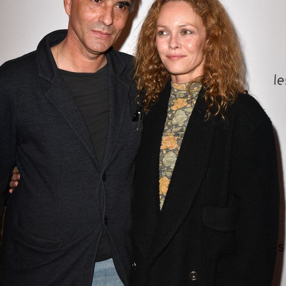 Ils se sont retrouvés non stop ensemble pendant 4 mois, eux qui ont l'habitude d'être souvent séparés par leur travail 
Vanessa Paradis et son mari Samuel Benchetrit lors de l'anniversaire (trois ans) de l'hôtel Les Jardins du Faubourg à Paris le 9 juin 2022.
Les Jardins du Faubourg, hôtel 5 du groupe Rouleau Guichard, a fêté son troisième anniversaire lors d’une soirée somptueuse.
 Autour de Jennifer.Boccara, Directeur Général de l’hôtel, et d’Olivier.Rouleau, propriétaire, de nombreuses personnalités sont venues souffler les 3 bougies 
Avec 32 chambres et 4 suites, l’hôtel donne sur une cour intérieure végétalisée et possède une magnifique terrasse de plus de 100 m2.
Le restaurant des Jardins du Faubourg, “Le Faubourg”, propose une cuisine mêlant produits frais, de saison, de grande qualité avec une cuisine généreuse et contemporaine. Cette adresse inédite et pleine d’audace, fait le bonheur de tous les clients.
Le bar, “The Confidentiel”, écrin chaleureux, élégant et intimiste, aux lumières tamisées le soir venu, propose une collection de cocktails originale et savoureuse.
Les Jardins du Faubourg propose également un Spa d’exception de plus de 400 m2 avec une carte de soins unique signée Shiseido, une piscine intérieure aux dimensions exceptionnelles avec hammam et sauna, ainsi qu’une salle de fitness avec du matériel dernière génération, du coaching personnalisé et des cours de yoga.
Le spa et son équipe proposent des rituels exceptionnels Shiseido conçus pour faire vivre aux clients une expérience unique. 

© Veeren / Bestimage