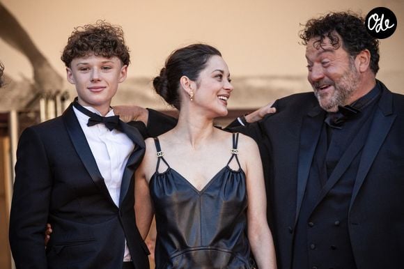 Il s'agit de sa troisième expérience devant une caméra après "Astérix et Obélix : L'Empire du Milieu" et "Ad vitam".

Marcel Canet et sa mère Marion Cotillard, Denis Ménochet - Montée des marches du film « Karma » lors du 79ème Festival International du Film de Cannes, le 15 mai 2026. © Jacovides-Moreau / Bestimage