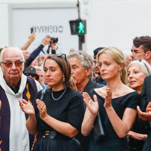 Manon Ardisson, Ninon Ardisson, Patrick Ardisson, Audrey Crespo-Mara et son fils Zekou, Gaston Ardisson - Sorties des obsèques de Thierry Ardisson en l’église Saint-Roch de Paris, France, le 17 juillet 2025. © Clovis-Jacovides/Bestimage