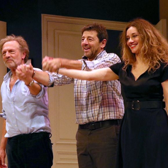 Exclusif - Stéphane Freiss, Patrick Bruel et Marine Delterme saluent le public à la fin de la représentation pour les amis proche de la pièce "Deuxième partie" au Théâtre Édouard VI à Paris, France, le 04 Mars 2026.

© Bertrand Rindoff / Bestimage