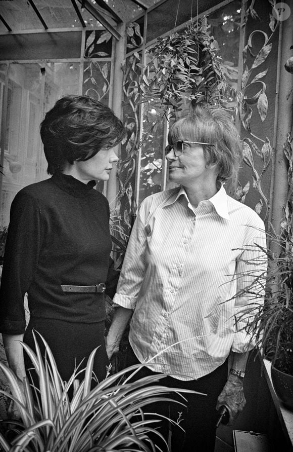 Juin 1999, Paris, France --- L'actrice française Marie et sa mère, la réalisatrice Nadine Trintignant, sur le tournage du téléfilm Victoire ou la Douleur des Femmes, réalisé par Nadine. Photo by Pascal Baril/ABACAPRESS.COM