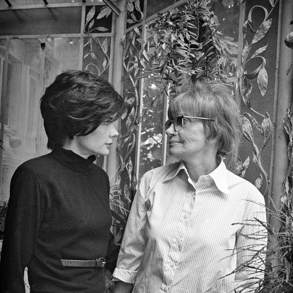 Juin 1999, Paris, France --- L'actrice française Marie et sa mère, la réalisatrice Nadine Trintignant, sur le tournage du téléfilm Victoire ou la Douleur des Femmes, réalisé par Nadine. Photo by Pascal Baril/ABACAPRESS.COM