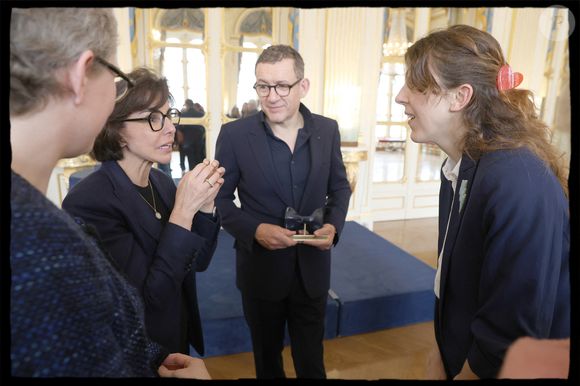 Semi-Exclusif - Dany Boon, Rachida Dati, Nicole Ferroni - Dany Boon reçoit des mains de Rachida Dati le Grand Prix Raymond Devos de la langue française 2025 au Salon Jérôme du Ministère de la Culture à Paris le 21 mars 2025. L'humoriste a reçu ce superbe nœud papillon créé par la Manufacture de Sèvres, qu’aimait tant porter le génie des mots qu’était l’humoriste franco-belge. Dany Boon a été choisi à l’unanimité par un jury présidé par le délégué général à la langue française et aux langues de France, et composé de personnalités choisies pour leur compétence dans le domaine de la langue française et désignées par le ministre chargé de la culture pour une durée d’un an renouvelable.
Créé en 2003, le grand prix récompense un lauréat, personne physique ou personne morale d’expression française, dont l’œuvre ou l’action contribue au progrès de la langue française, à son rayonnement et à sa promotion. Il est décerné chaque année durant la Semaine de la langue française et de la francophonie. © Alain Guizard/Bestimage