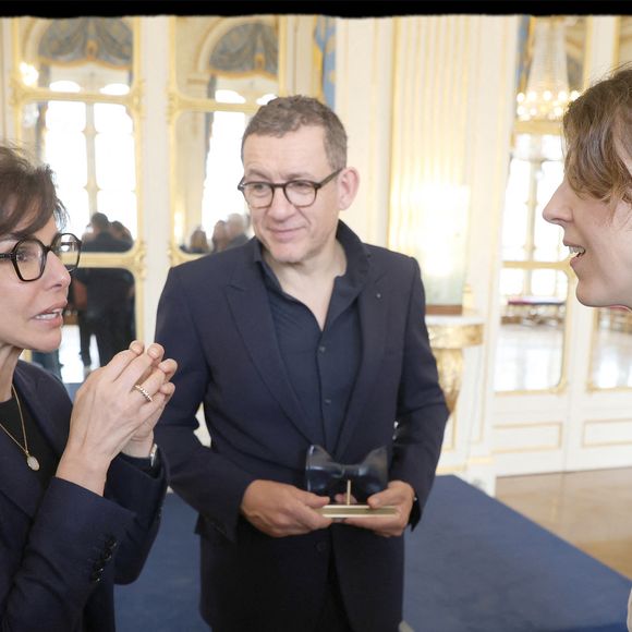 Semi-Exclusif - Dany Boon, Rachida Dati, Nicole Ferroni - Dany Boon reçoit des mains de Rachida Dati le Grand Prix Raymond Devos de la langue française 2025 au Salon Jérôme du Ministère de la Culture à Paris le 21 mars 2025. L'humoriste a reçu ce superbe nœud papillon créé par la Manufacture de Sèvres, qu’aimait tant porter le génie des mots qu’était l’humoriste franco-belge. Dany Boon a été choisi à l’unanimité par un jury présidé par le délégué général à la langue française et aux langues de France, et composé de personnalités choisies pour leur compétence dans le domaine de la langue française et désignées par le ministre chargé de la culture pour une durée d’un an renouvelable.
Créé en 2003, le grand prix récompense un lauréat, personne physique ou personne morale d’expression française, dont l’œuvre ou l’action contribue au progrès de la langue française, à son rayonnement et à sa promotion. Il est décerné chaque année durant la Semaine de la langue française et de la francophonie. © Alain Guizard/Bestimage
