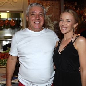 Mamo a aussi décliné certaines demandes, comme celle de la production du film Elvis, par fidélité à son style d’accueil.
Exclusif - Kylie Minogue est allée dîner au restaurant Michelangelo à Antibes, le 5 juillet 2015. Elle pose avec Mamo, le patron du restaurant. Patrick Clemente / Nice Matin / Bestimage