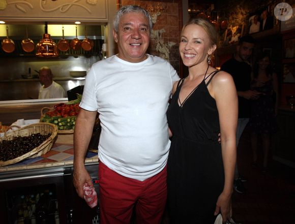Mamo a aussi décliné certaines demandes, comme celle de la production du film Elvis, par fidélité à son style d’accueil. 

Exclusif - Kylie Minogue est allée dîner au restaurant Michelangelo à Antibes, le 5 juillet 2015. Elle pose avec Mamo, le patron du restaurant. Patrick Clemente / Nice Matin / Bestimage