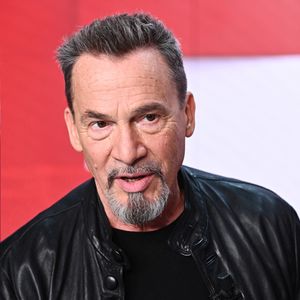 Le chanteur confie avec humour : "Elle m’a fait virer les boucles d’oreilles ! Moi j’aimais bien mes boucles d’oreilles avant." 

Exclusif - Florent Pagny - Enregistrement de l'émission Vivement dimanche au studio Gabriel à Paris, le 10 novembre 2023, présentée par M.Drucker et diffusée le 26 novembre 2023 sur France 3.
© Guillaume Gaffiot / Bestimage