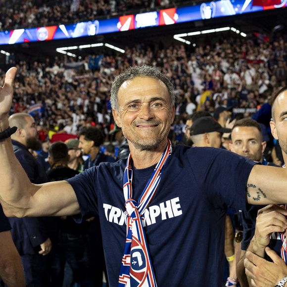 Les joueurs du PSG célèbrent leur titre de Champion d'Europe au Parc Des Princes à Paris, le 1er juin 2025 / © Cyril Moreau/Bestimage