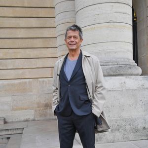 Emmanuel Carrère - E.Carrère ("Kolkhoze") et N.Allan ("Les bons voisins"), lauréats respectifs du "Prix Médicis" et du "Prix Médicis Etranger" au restaurant La Méditerranée à Paris, le 5 novembre 2025. 
© PixPlanete / Bestimage