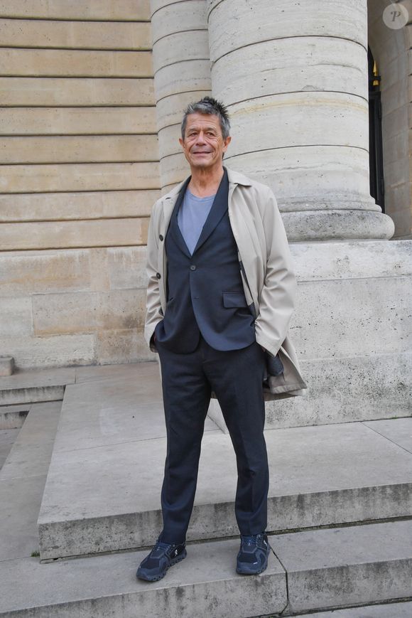 Emmanuel Carrère - E.Carrère ("Kolkhoze") et N.Allan ("Les bons voisins"), lauréats respectifs du "Prix Médicis" et du "Prix Médicis Etranger" au restaurant La Méditerranée à Paris, le 5 novembre 2025. 
© PixPlanete / Bestimage