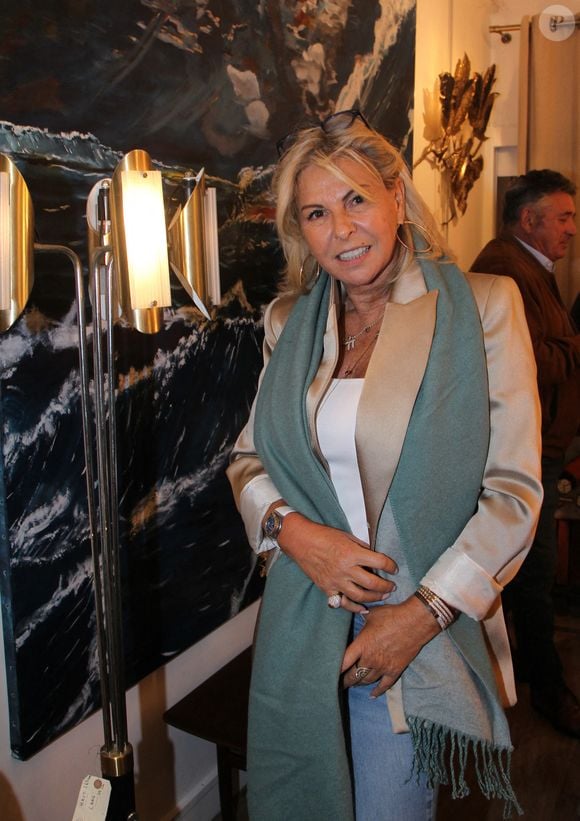 La maman d'Alexandre et de Victoire se souvient : "À l'époque, on tournait des gros primes et il y avait un marchand que je détestais, qui plus là... mais que je détestais. On m'oblige à tourner avec cette personne"

Exclusif - Caroline Margeridon - Soirée du 100ème anniversaire du Marché Biron sur le thème Brésilien aux Puces de Saint-Ouen le 25 septembre 2025.  © Philippe Baldini/Bestimage