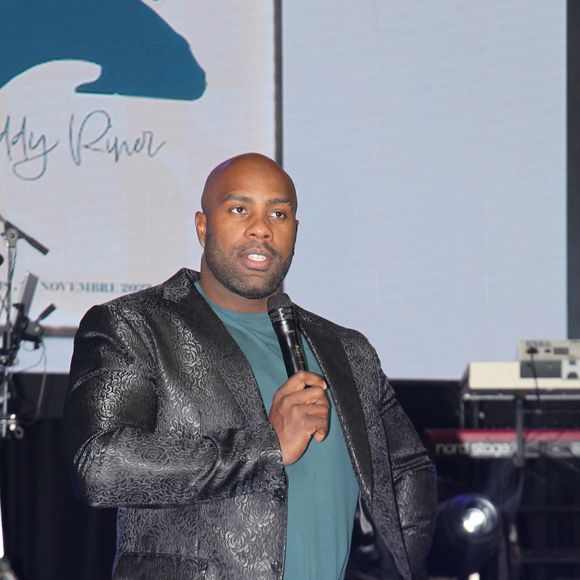 La cerise sur le gâteau serait maintenant que l'athlète y fasse un petit tour lui-même. "J'aimerais bien ! Avec son gabarit, je suis sûr qu'il mange très bien. On lui fera un menu spécial !", a promis Mohamed pour nos confrères de Télé Star.

Teddy Riner - Soirée de remerciement de Teddy Riner à la Maison du judo à Montrouge, le 29 novembre 2024.
© Philippe Baldini / Bestimage