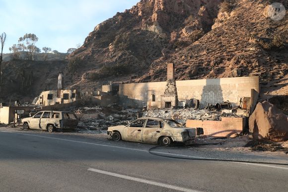 - Vues générales de la Pacific Coast Highway et de ce qui reste du restaurant Moonshadows après les incendies dans la région de Los Angeles 


Pictured: Malibu PCH