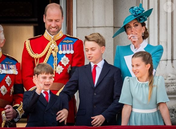 (de gauche à droite) Le prince Louis, le prince de Galles, le prince George, la princesse de Galles et la princesse Charlotte sur le balcon du palais de Buckingham, à Londres, pour assister au défilé aérien qui suit la cérémonie de la montée des couleurs dans le centre de Londres, à l'occasion de l'anniversaire officiel du roi Charles III.  Le 14 juin 2025. Photo par Aaron Chown/PA Wire/ABACAPRESS.COM
