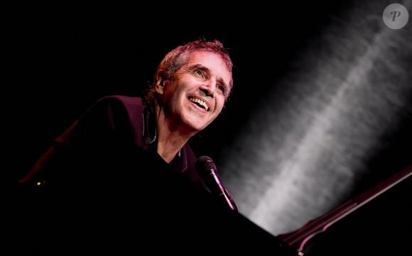 Julien Clerc pendant la cérémonie de remise du prix lumière à I. Huppert lors de la 16ème édition du Festival Lumière à l'Amphithéâtre - Centre de Congrès à Lyon, France, le 18 octobre 2024. © Dominique Jacovides/Bestimage