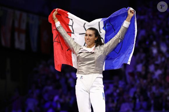 29 juillet 2024, Paris, Ile de France, France : SARA BALZER de France semble déçue de perdre contre sa coéquipière MANON APITHY-BRUNET la médaille d'or individuelle du fleuret féminin aux Jeux Olympiques de Paris 2024 au Grand Palais, France (Image de crédit : © Mickael Chavet/ZUMA Press Wire).