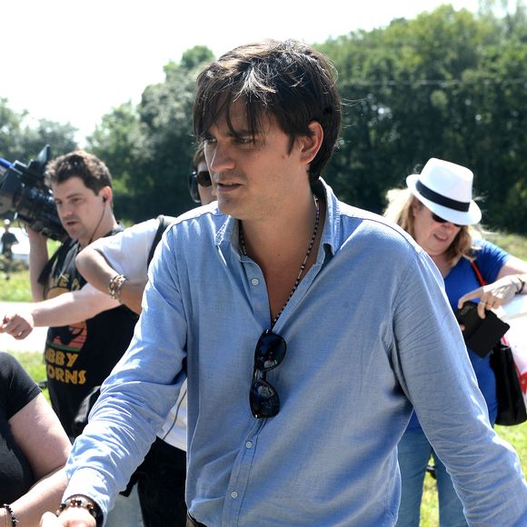 Anthony Delon et son demi-frère Alain-Fabien découvrent les hommages devant les grilles de la propriété de Douchy, quelques heures avant les obsèques de leur père, A.Delon, le 24 août 2024. @Agence / Bestimage