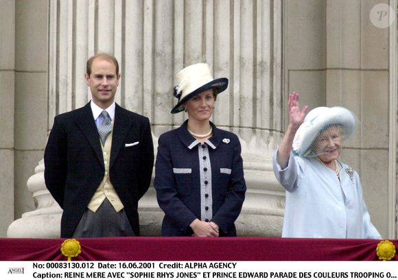 La reine mère avec Sophie Rhys-Jones et le prince Edward lors du Trooping the Colour en 2001 ©Alpha Agency/Bestimage