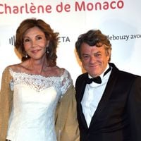 Dans le Hameau Boileau, au cœur d’un quartier prisé de Paris, la propriété de Jean-Louis Borloo et Béatrice Schönberg bénéficie d’un cadre verdoyant et préservé