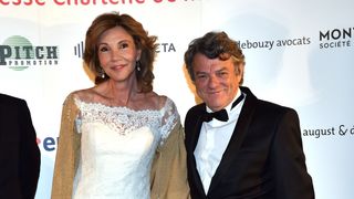 Dans le Hameau Boileau, au cœur d’un quartier prisé de Paris, la propriété de Jean-Louis Borloo et Béatrice Schönberg bénéficie d’un cadre verdoyant et préservé