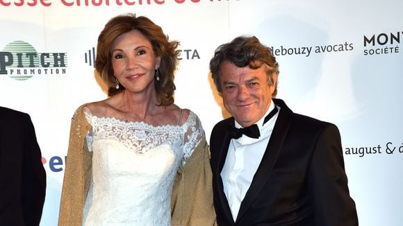 Dans le Hameau Boileau, au cœur d’un quartier prisé de Paris, la propriété de Jean-Louis Borloo et Béatrice Schönberg bénéficie d’un cadre verdoyant et préservé