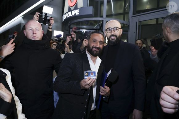 Exclusif - Cyril Hanouna se fait remettre son bagde de collaborateur du Groupe M6 par un des responsables de la sécurité - Les chroniqueurs et les invités quittent la dernière émission "Touche pas à mon poste" (TPMP) en bus pour se rendre devant le siège du groupe M6 à Neuilly-sur-Seine le 27 février 2025. © Jack Tribeca/Bestimage