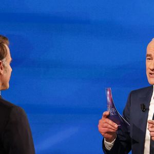 Le journaliste Gilles Bouleau et le président français Emmanuel Macron - Le président français Emmanuel Macron invité de l'émission spéciale "Emmanuel Macron : Les défis de la France" sur TF1, le 13 mai 2025, dans les studios de Saint-Denis.
© Ludovic Marin / Pool / Bestimage