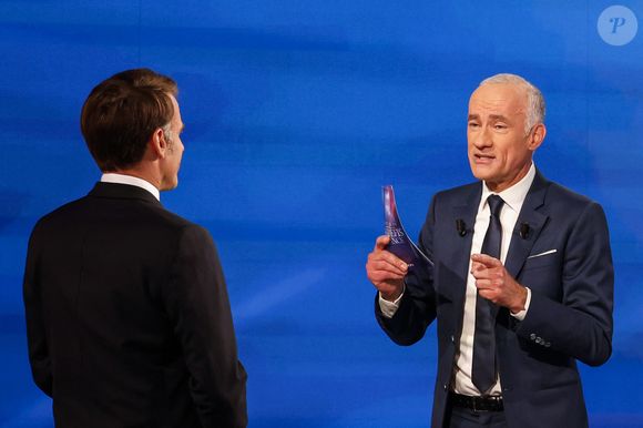 Le journaliste Gilles Bouleau et le président français Emmanuel Macron - Le président français Emmanuel Macron invité de l'émission spéciale "Emmanuel Macron : Les défis de la France" sur TF1, le 13 mai 2025, dans les studios de Saint-Denis.
© Ludovic Marin / Pool / Bestimage