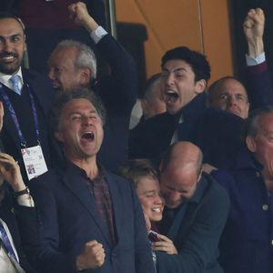 Le prince William, prince de Galles, et son fils, le prince George de Galles, laissent éclater leur joie suite au but marqué par M.Rogers (Aston Villa) lors du match aller de la Ligue des Champions face au PSG au Parc des Princes, le 9 avril 2025.
© Cyril Moreau / Bestimage