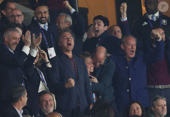 Le prince William, prince de Galles, et son fils, le prince George de Galles, laissent éclater leur joie suite au but marqué par M.Rogers (Aston Villa) lors du match aller de la Ligue des Champions face au PSG au Parc des Princes, le 9 avril 2025.
© Cyril Moreau / Bestimage