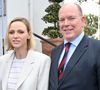 Charlene de Monaco en visite pour la première fois dans ce pays européen depuis son union avec le prince Albert 

Le prince Albert II de Monaco, la princesse Charlene et son frère Gareth Wittsrock ont remis les prix du Formula E Monte Carlo Tee Prix au Monte Carlo Golf Club à La Turbie. © Bruno Bebert/Bestimage